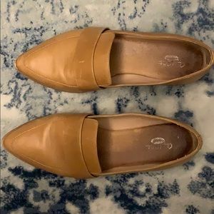Tan pointed to me flats. Dr. Scholls Originals.